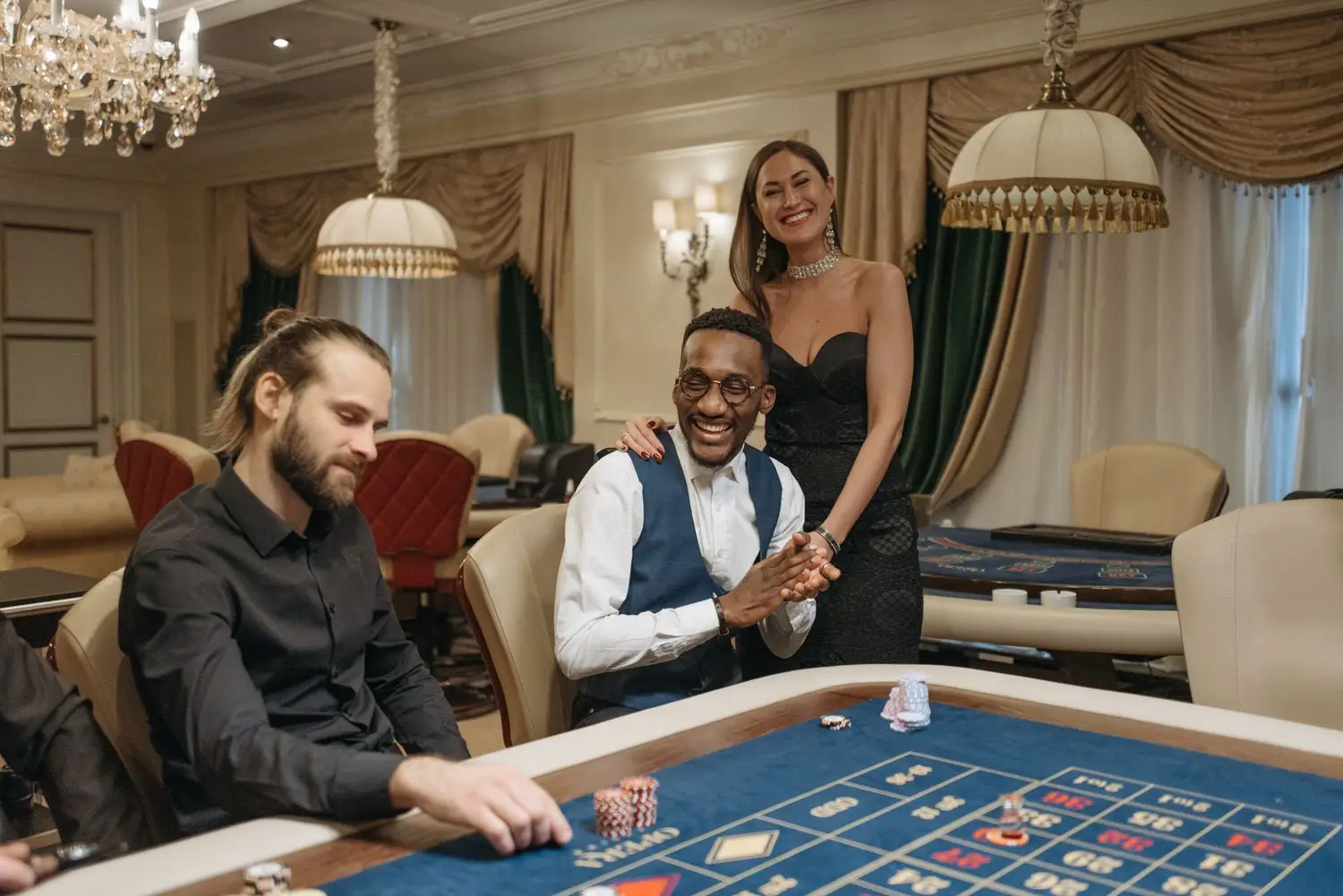 Elegáns casino asztal esti környezetben